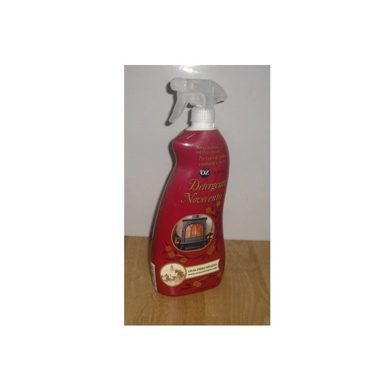 Detergente Novecento con spruzzino formaschiuma per una maggiore efficacia e vie respiratorie protette