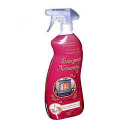 Detergente Novecento con spruzzino formaschiuma per una maggiore efficacia e vie respiratorie protette